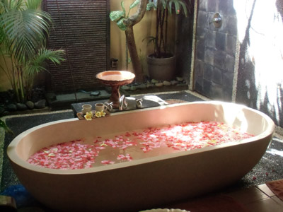 花の散る浴槽